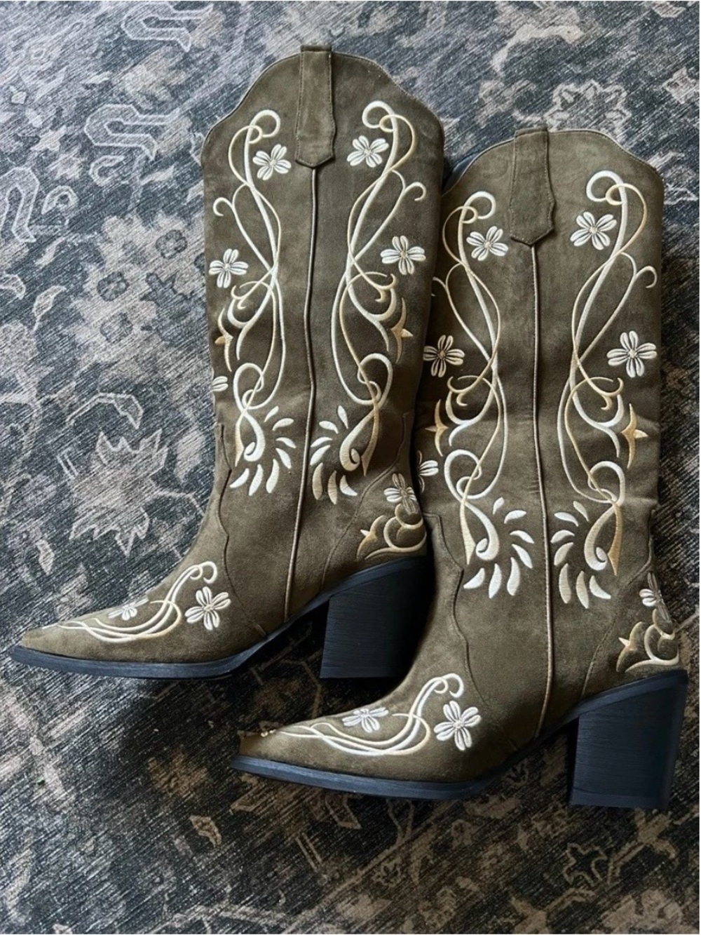 Sold out - LeunDen heeled boots size 7